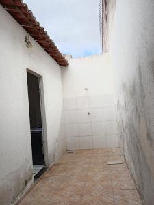 an empty room with a white wall and a door at Casa mobiliada 2 Com 4 camas e 2 quartos com ar condicionado in Juazeiro do Norte