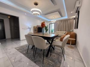 a dining room with a table and chairs at Eucalyptus in Abidjan