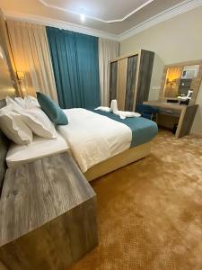 a bedroom with a large bed and a desk at الاطلاله للشقق المخدومة in Khamis Mushayt +67 photos