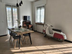 a room with a table and a scooter in it at L'Eden in Casarza Ligure