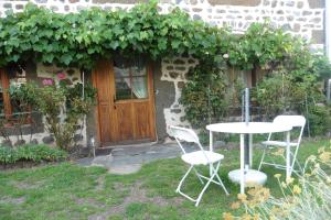 a table and two chairs in front of a building at la Loge à SANSSAC in Sanssac-lʼÉglise