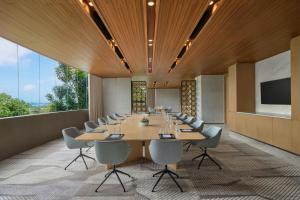 a conference room with a long table and chairs at The Westin Nirup Island Resort & Spa in Belakangpandang +87 photos