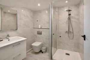 a bathroom with a shower and a toilet and a sink at La Coloc Boho - Saint-Quentin, chambres centre, idéal pro in Saint-Quentin