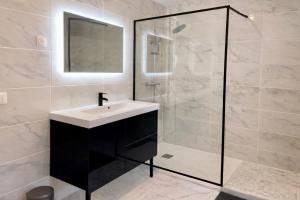 a bathroom with a sink and a shower at La Coloc Boho - Saint-Quentin, chambres centre, idéal pro in Saint-Quentin