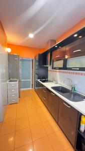 a large kitchen with a sink and a counter at Apartamento Elit in Dimitrovgrad