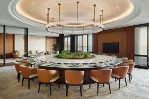 a large dining room with a large table and chairs at Sheraton Suzhou Yangcheng Lake in Suzhou +25 photos