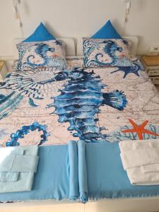 a bed with a map of the united states at 20 a Trieste in Trieste