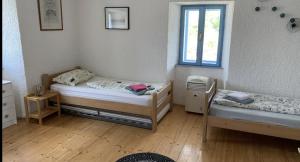 a room with two beds and a window at Maison bord de mer in Risika