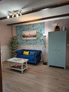 a living room with a blue couch and a coffee table at Apartamento Rural Amaluna in El Torno