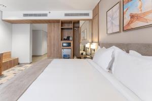 a large bedroom with a large white bed at فندق آفال AVAL Hotel in Medina