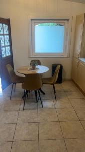 a dining room with a table and chairs and a window at Appartement chic bien situé in Mons