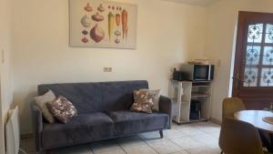 a living room with a blue couch and a table at Appartement chic bien situé in Mons
