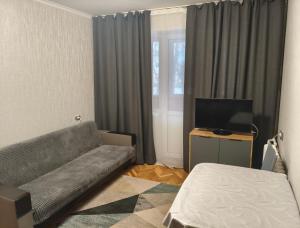 a living room with a couch and a television at Apartament Balti in Bălţi