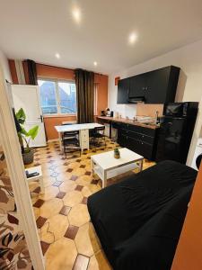 a room with a kitchen and a living room at Appartement Lumineux 2 in Tourcoing
