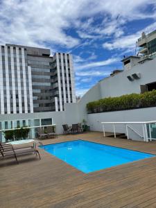 a swimming pool on the roof of a building at Sequoia - Alphaville in Barueri