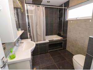 a bathroom with a shower toilet and a sink at Leamington Spa House with 4 Bedrooms in Leamington Spa