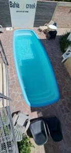 a blue swimming pool sitting on top of a patio at Refugio de mar Bahia Creek in Las Grutas