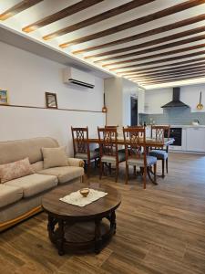 a living room with a couch and a table at En Ca La Abuela Casa Rural in Consuegra