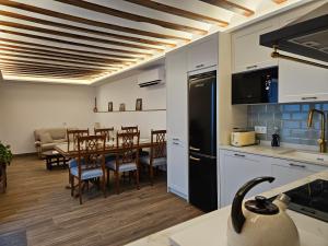 a kitchen and dining room with a table and chairs at En Ca La Abuela Casa Rural in Consuegra