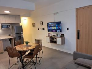 a kitchen and dining room with a table and chairs at Edificio Domum Urquiza 134 in San Juan