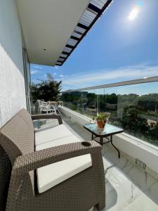 a balcony with a couch and a table andwindows at Ritacuba House Boutique in Santa Marta