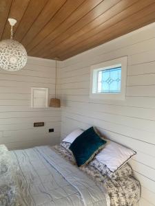 a bedroom with a bed in a room with a window at Mountain Range Guesthouse in Dovedale