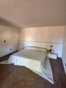 a bedroom with a large white bed in it at Kit Inn Wetrock in Moab