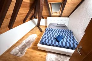 a small bedroom with a bed in a tiny house at room for rent in Bolligen