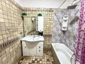 a bathroom with a sink and a bath tub at Victoria guesthouse in Rome