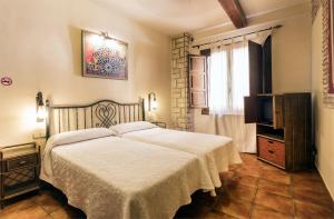Postel nebo postele na pokoji v ubytování Arte Vida Suites & Spa + 37 fotografií