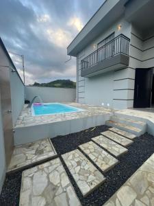 a swimming pool on the side of a house at Pousada Vila Palmital in Paraty