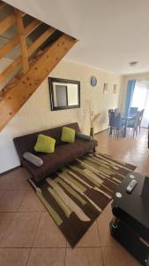 a living room with a brown couch and a table at Acogedora Casa en Talca sector bicentenario 3 dormitorios 7 personas in Talca