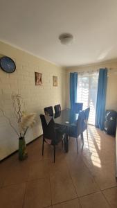 a dining room with a table and chairs at Acogedora Casa en Talca sector bicentenario 3 dormitorios 7 personas in Talca