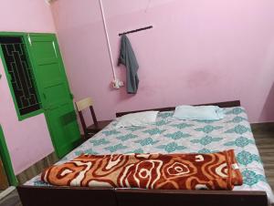 a bed in a room with a green door at Hotel Swapnapuri in Bhubaneshwar