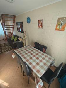 a dining room with a table and chairs at Acogedora Casa en Talca sector bicentenario 3 dormitorios 7 personas in Talca +19 photos