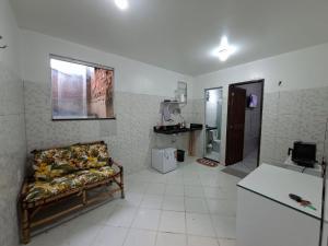 a living room with a couch and a kitchen at Apto 04 em São Bras in Belém