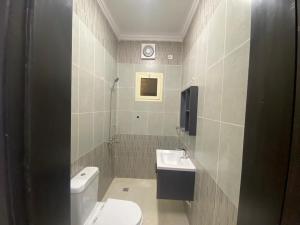 a bathroom with a toilet and a sink at مساكن اركان in Quai