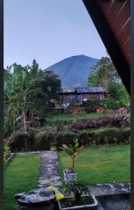 a view of a garden with a house in the background at VILA RINJANI PARADAIS IIn in Sajang