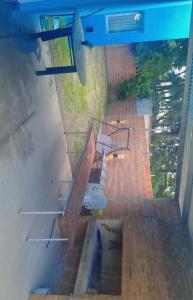 an overhead view of a wooden bench on a sidewalk at Cande in Parana