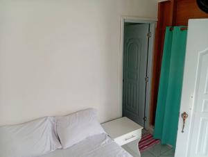 a bedroom with a bed and a green closet at Habitaciones Casa Tinina in Boca Chica