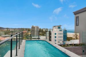 ein Schwimmbecken auf dem Balkon eines Gebäudes in der Unterkunft Escape 201 in Gold Coast