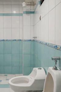 a bathroom with a urinal and a toilet in it at Alojamiento en SICUANI in Sicuani