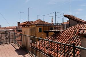 a view of the roofs of a city at Rialto Franklin in Venice