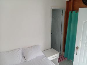 a bedroom with a bed and a closet at Habitaciones Casa Tinina in Boca Chica