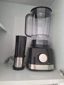 a blender sitting on top of a counter at Recanto do Sol em Marica in Maricá