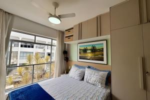 a bedroom with a bed and a large window at Asa Sul | Próx. Aeroporto | Conforto & Praticidade in Brasília
