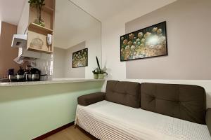 a living room with a couch and a kitchen at Asa Sul | Próx. Aeroporto | Conforto & Praticidade in Brasília