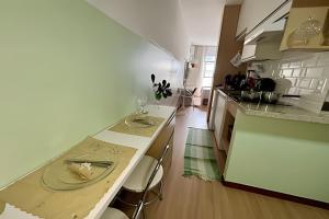 a kitchen with a counter with a table and chairs at Asa Sul | Próx. Aeroporto | Conforto & Praticidade in Brasília +38 photos