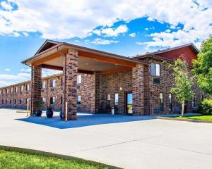 a large brick building with at Econo Lodge Longmont East in Longmont