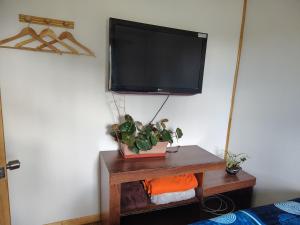 a flat screen tv hanging on a wall at Cabaña Evaristo Ivan in Frutillar
